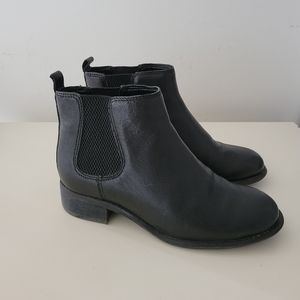 Black leather Nine West Chelsea boots. Size 5 1/2.